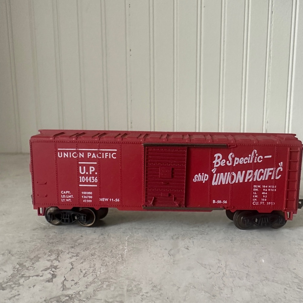 HO Union Pacific Box Car 40' "Be Specific, Ship U.P." UP #150487 Red Model Train